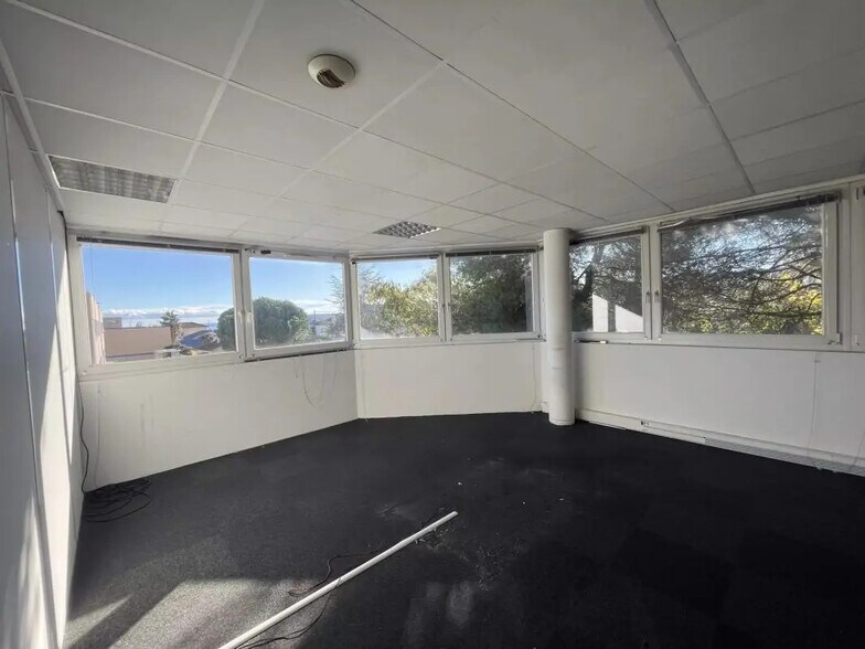 Office in Villeneuve-Loubet for lease - Building Photo - Image 2 of 15