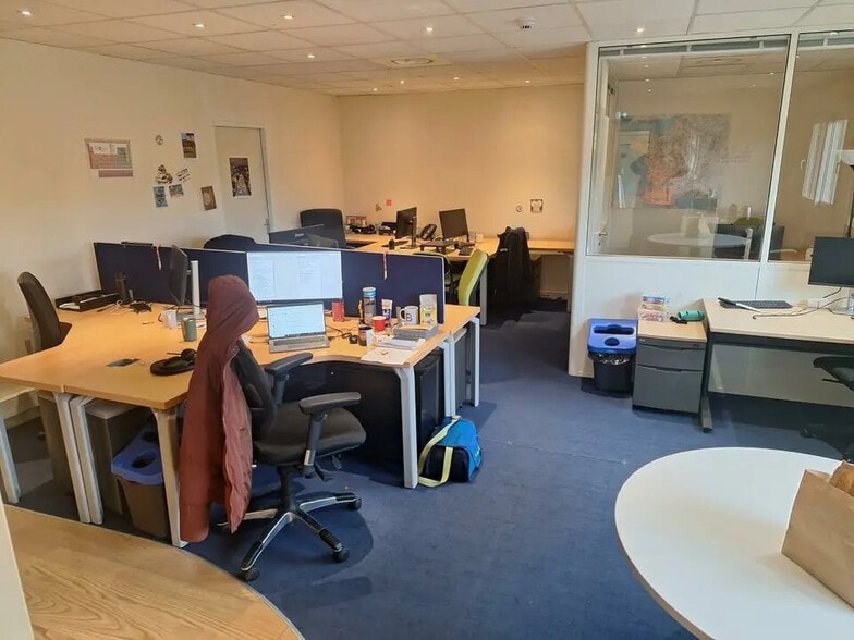 Office in Chassieu for lease - Interior Photo - Image 2 of 7