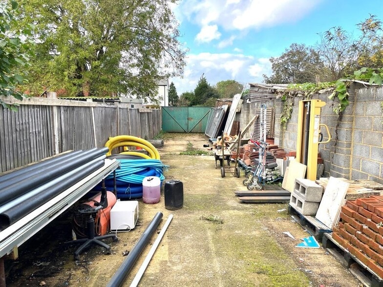 98 Thorpe Lea Rd, Egham for lease - Building Photo - Image 3 of 3