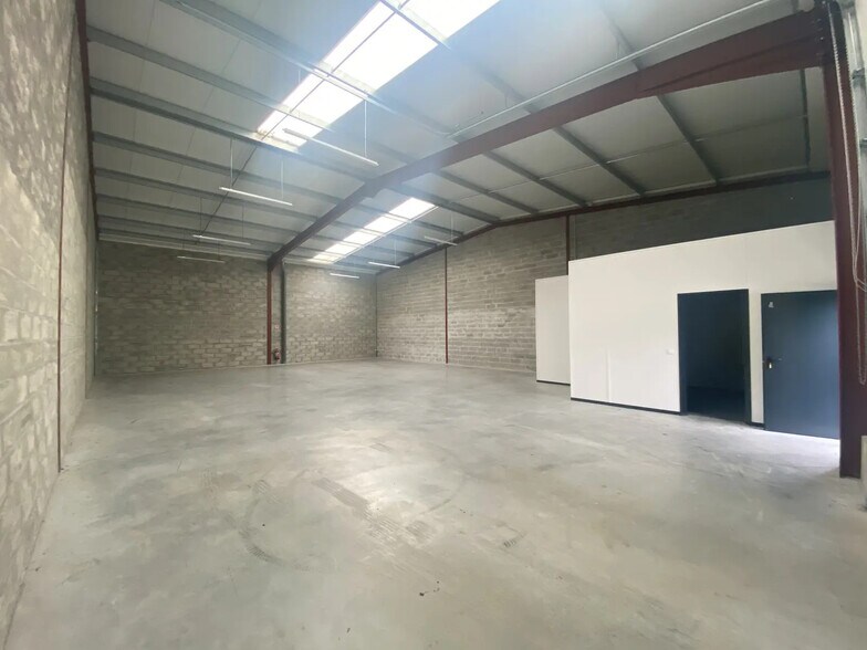 503 Rue André Marie Ampère, Saint-Jean-d'Illac for lease - Interior Photo - Image 3 of 5