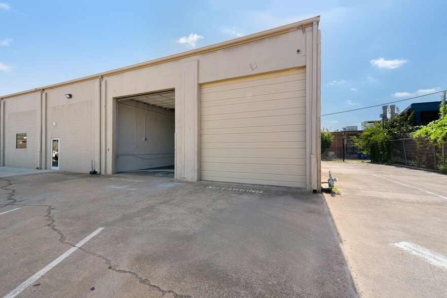 304 E Vickery Blvd, Fort Worth, TX for lease - Building Photo - Image 1 of 14