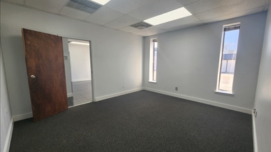 5925 Lovell Ave, Fort Worth, TX for lease Interior Photo- Image 2 of 7