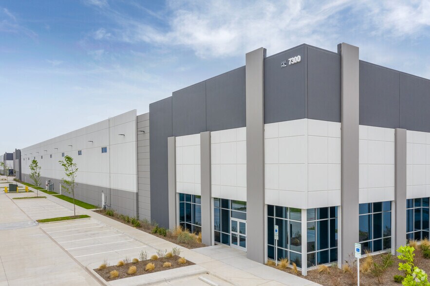 7300 Oak Grove Rd, Fort Worth, TX for sale - Primary Photo - Image 1 of 1