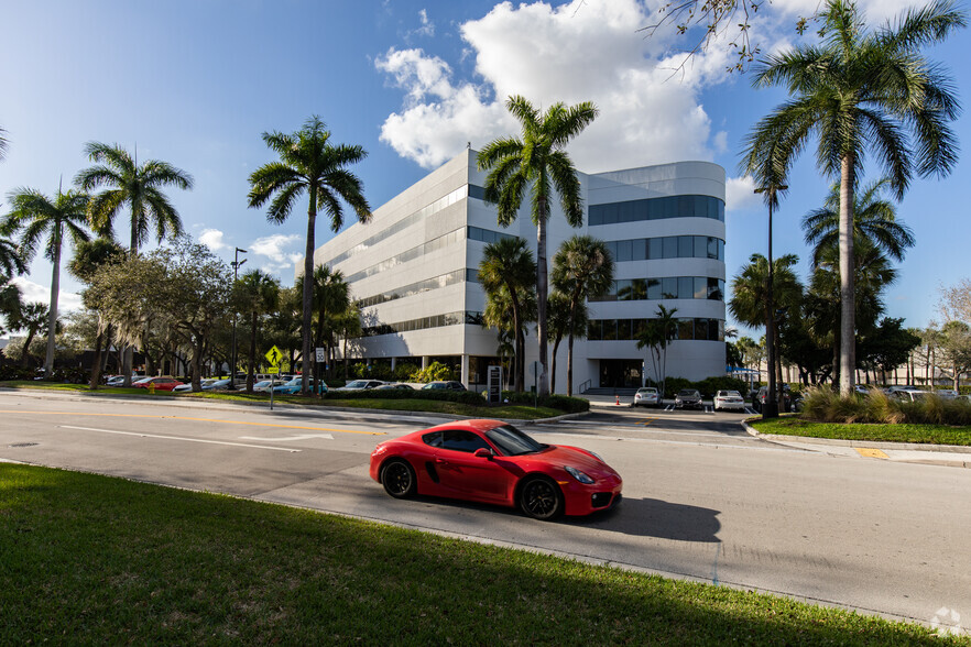 7200 Corporate Center Dr, Miami, FL for lease - Building Photo - Image 2 of 22