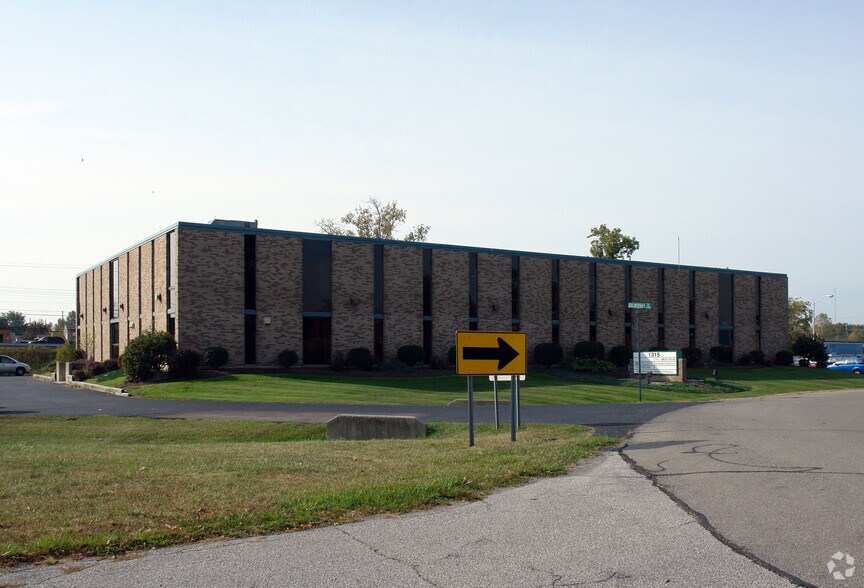 1315 Directors Row, Fort Wayne, IN for sale - Primary Photo - Image 1 of 1