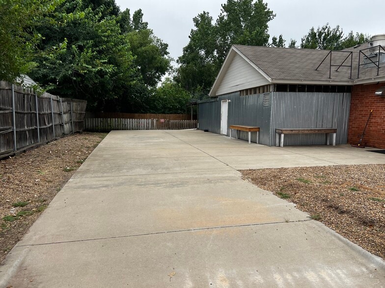 724 W 15th St, Edmond, OK for lease - Building Photo - Image 3 of 17