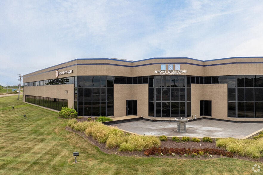 331 Salem Pl, Fairview Heights, IL for sale - Building Photo - Image 1 of 9