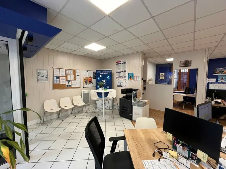 Office in Vannes for lease - Interior Photo - Image 1 of 3