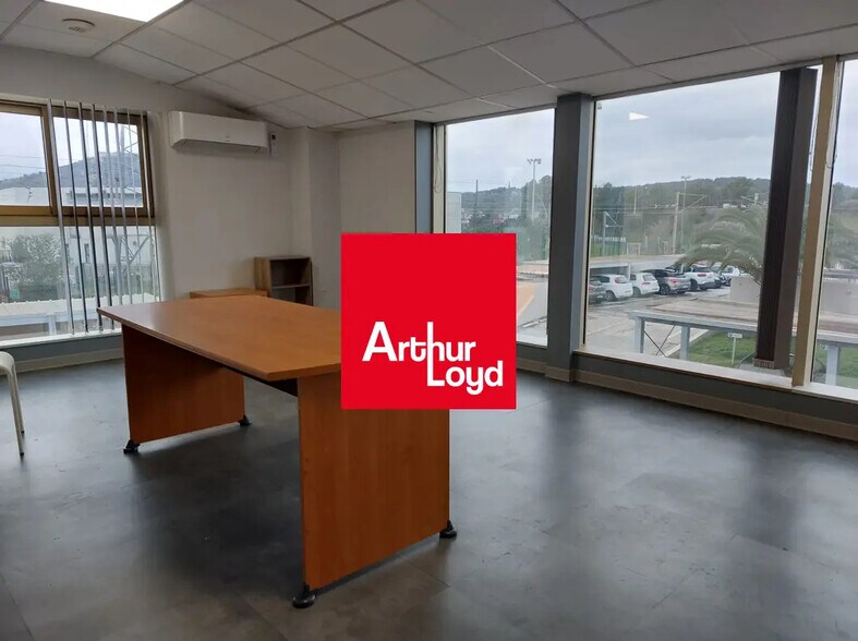 Office in Six-Fours-les-Plages for lease - Interior Photo - Image 1 of 16