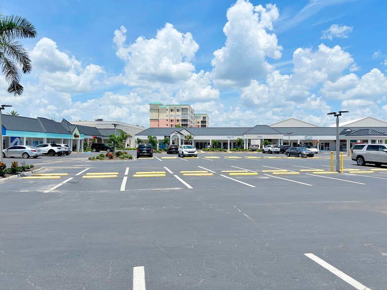 7205 Estero Blvd, Fort Myers, FL for lease - Building Photo - Image 3 of 7