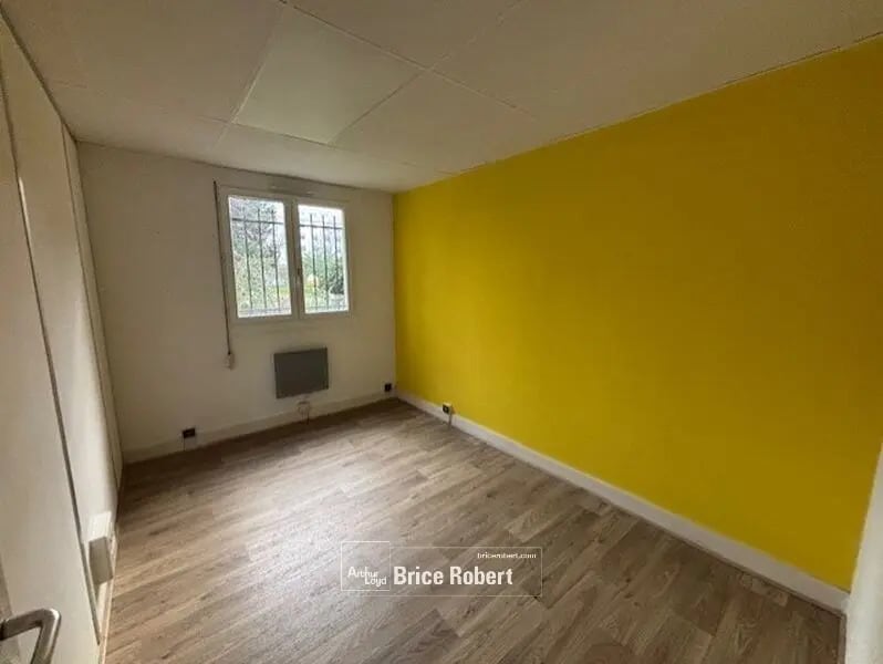 Retail in Lyon for lease Interior Photo- Image 1 of 6