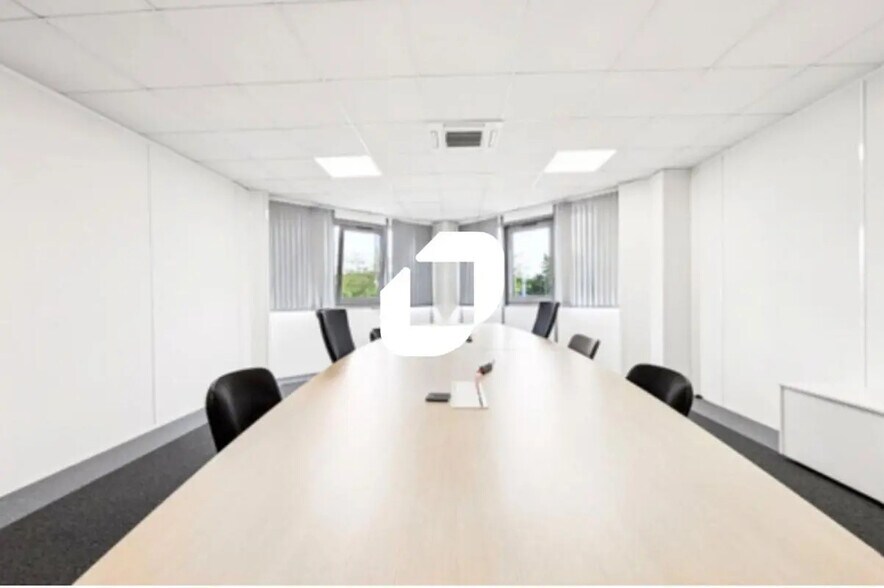 Office in Chelles for lease - Interior Photo - Image 3 of 7