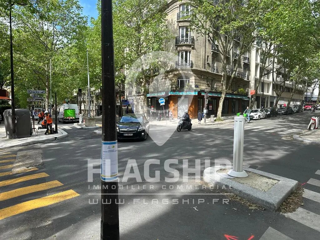 Retail in Paris for lease Building Photo- Image 1 of 6
