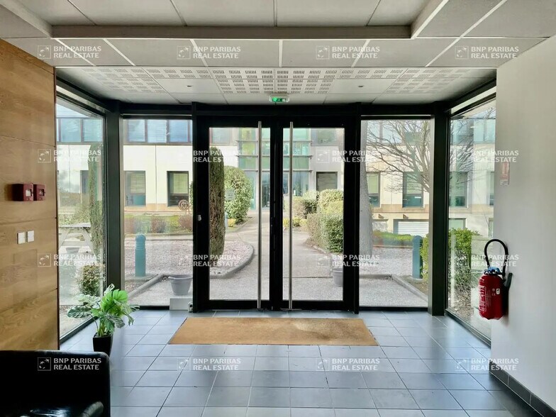 Office in Aix-en-Provence for lease - Lobby - Image 2 of 6