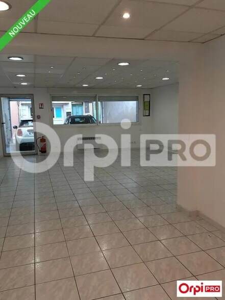 Retail in Valence for lease - Interior Photo - Image 2 of 4