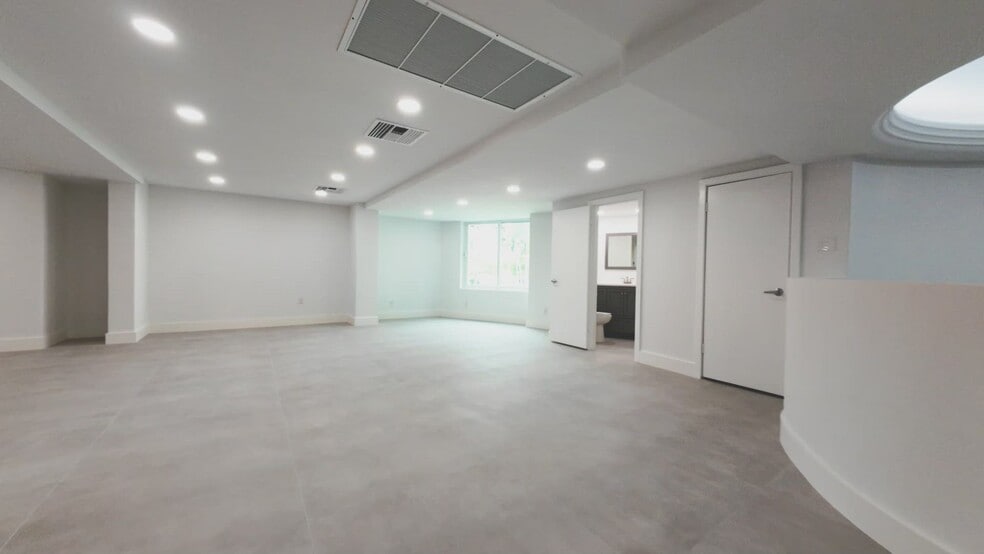 5401 Collins Ave, Miami Beach, FL for lease - Commercial Listing Video - Image 3 of 35