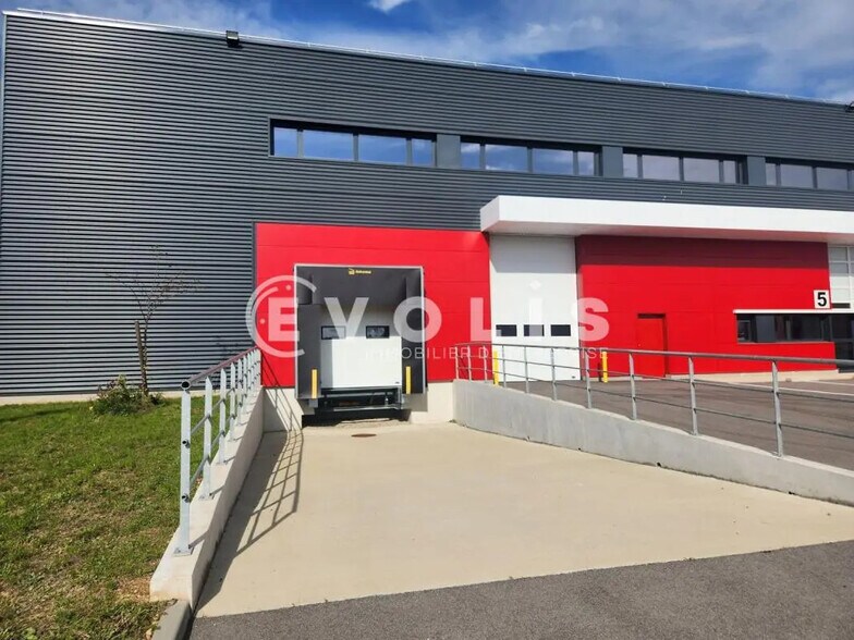 Office in Heyrieux for lease - Building Photo - Image 2 of 28