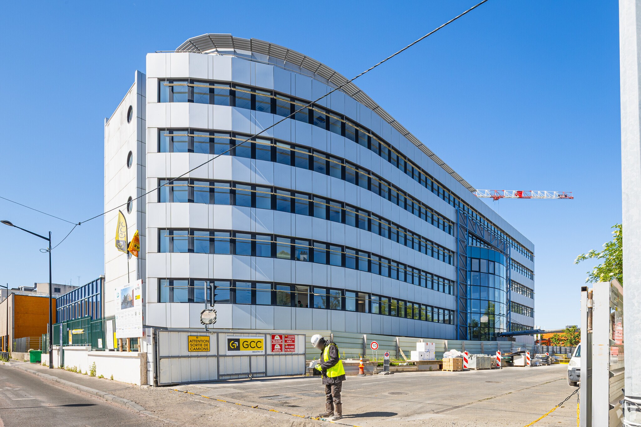 Office in Aubervilliers for lease Primary Photo- Image 1 of 5