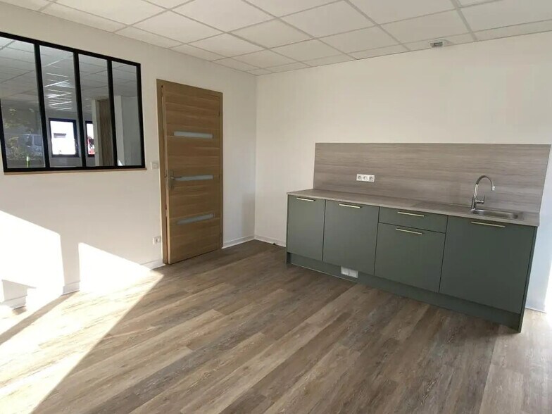 Office in Pacé for lease - Interior Photo - Image 3 of 8