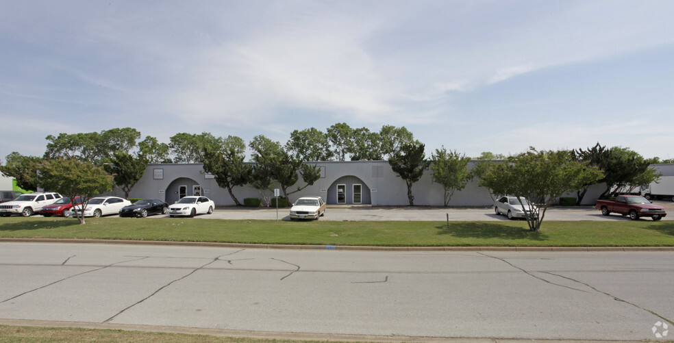 1509-1521 Central Park Dr, Hurst, TX for lease - Primary Photo - Image 1 of 2