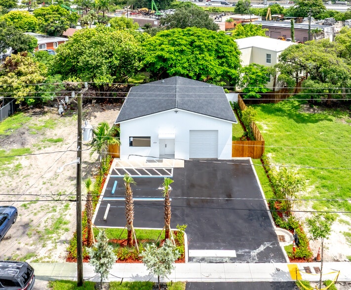 654 NW 22nd Rd, Fort Lauderdale, FL for sale - Primary Photo - Image 1 of 13