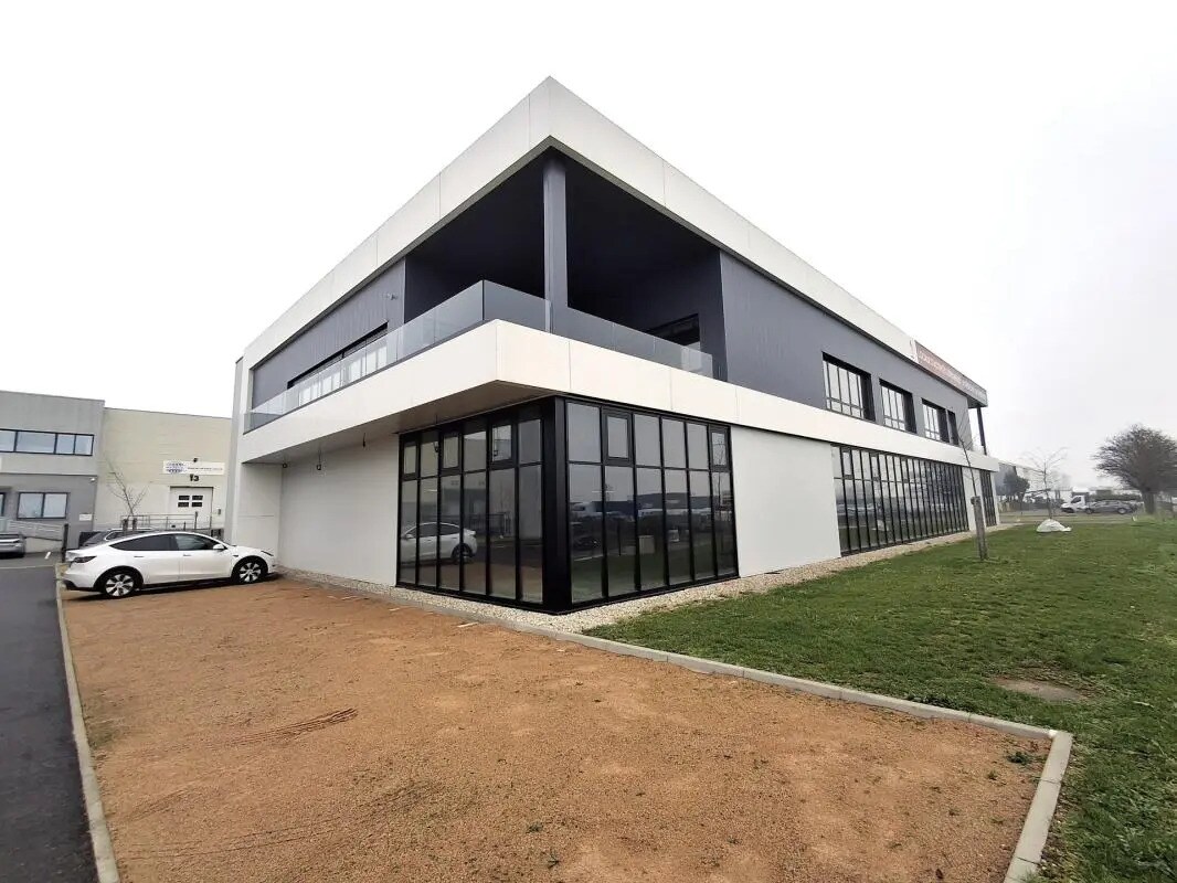 Flex in Arnas for lease Building Photo- Image 1 of 8