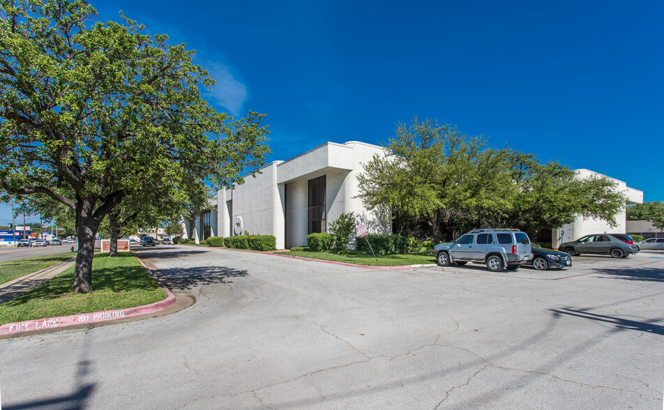 1425 W Pioneer Dr, Irving, TX for lease - Building Photo - Image 3 of 10