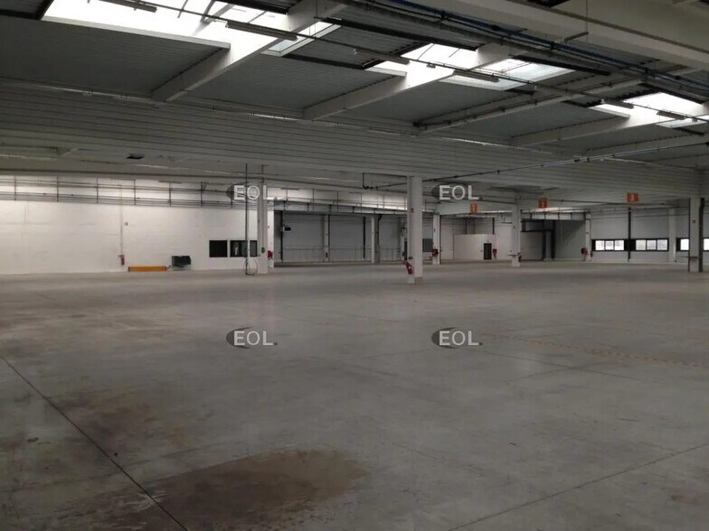 Industrial in Ferrières-en-Brie for lease - Building Photo - Image 2 of 11