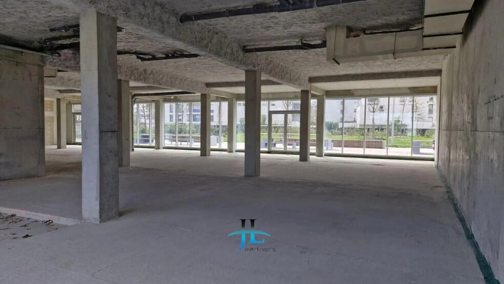 Retail in Bordeaux for lease - Interior Photo - Image 2 of 2