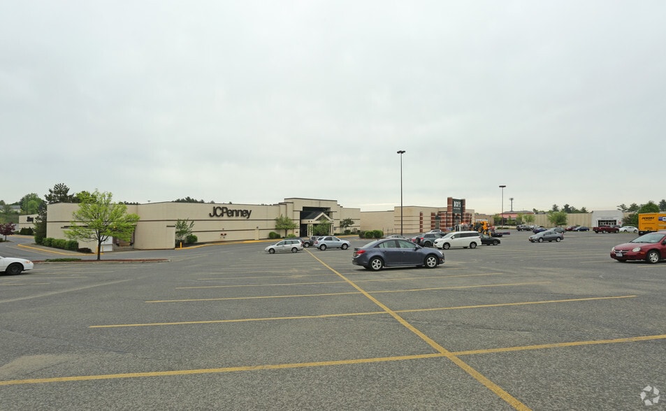 578 Aviation Rd, Queensbury, NY for sale - Building Photo - Image 1 of 1