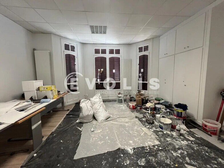 Office in Mandres-les-Roses for lease - Interior Photo - Image 3 of 7