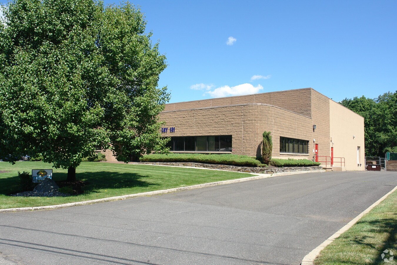 17 Progress St, Edison, NJ 08820