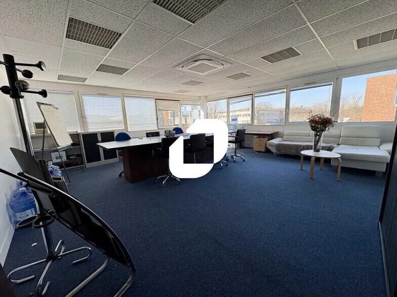 Office in Bièvres for lease - Interior Photo - Image 2 of 10