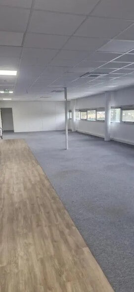 Office in Canéjan for lease - Interior Photo - Image 2 of 4