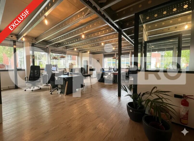 Flex in Les Ulis for sale - Building Photo - Image 1 of 6