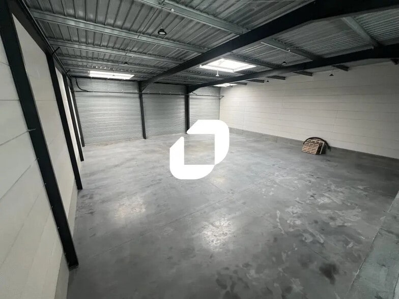 Office in Wambrechies for lease - Building Photo - Image 2 of 14