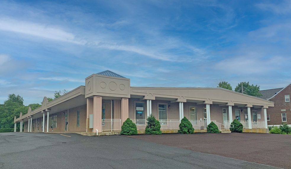 25 N Main St, Coopersburg, PA for lease - Primary Photo - Image 1 of 11