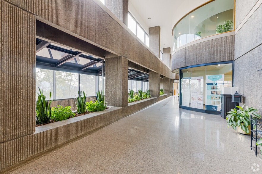 1 Trimont Ln, Pittsburgh, PA for lease - Interior Photo - Image 2 of 133