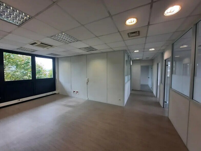 Office in Rouen for lease - Interior Photo - Image 3 of 7