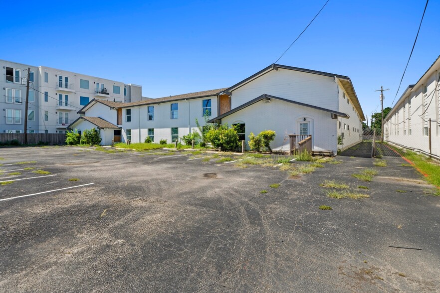 Adelynn & Vivien at Mueller portfolio of 2 properties for sale on LoopNet.com - Building Photo - Image 2 of 16