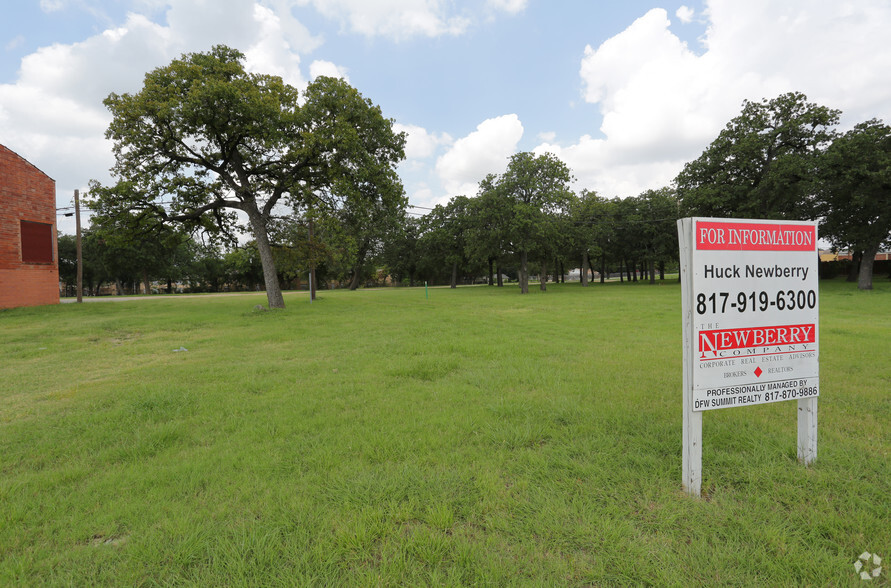 2719 Denton Hwy, Haltom City, TX for lease - Primary Photo - Image 1 of 2