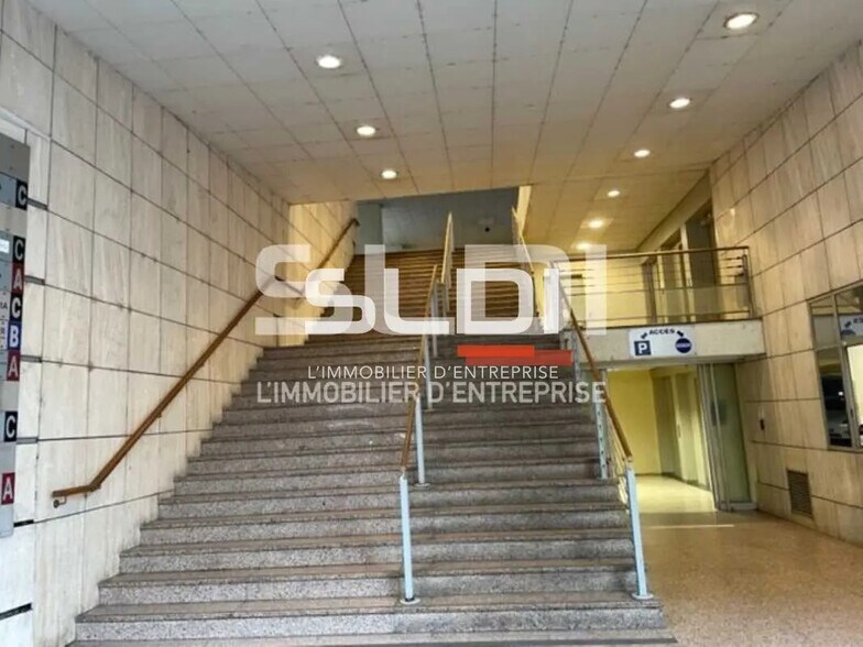 Office in Lyon for lease - Lobby - Image 2 of 9