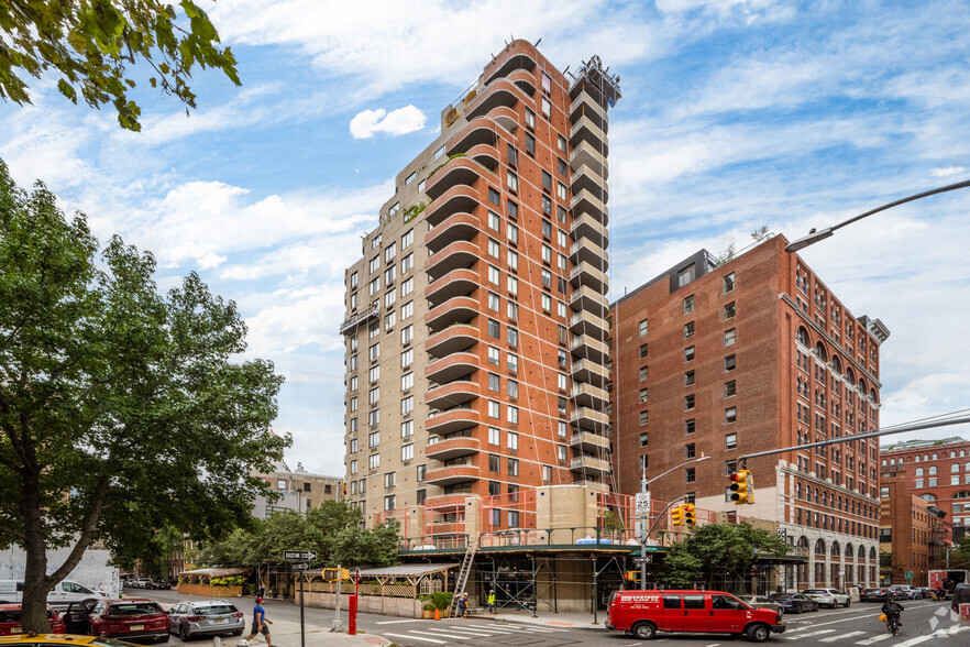 677-683 Washington St, New York, NY for sale - Primary Photo - Image 1 of 1