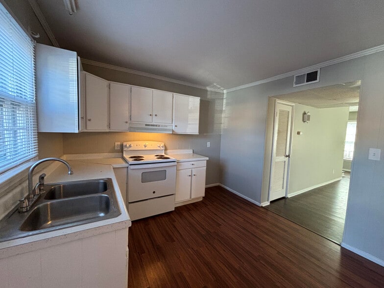 73 Unit Multifamily Portfolio portfolio of 2 properties for sale on LoopNet.com - Building Photo - Image 3 of 11