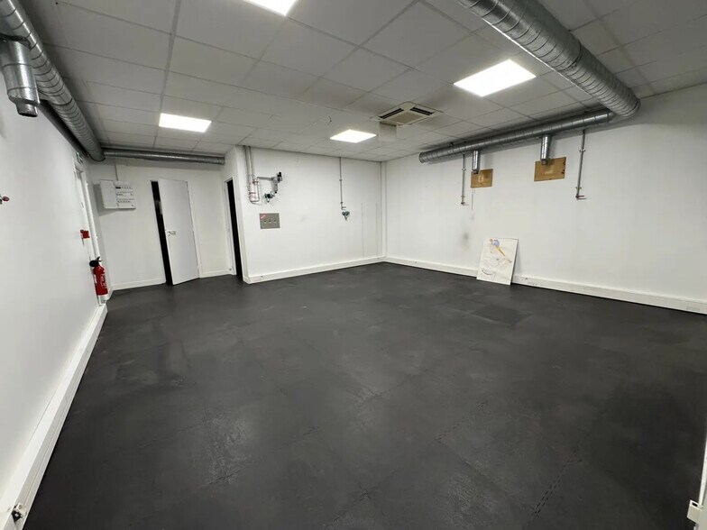 Flex in Montigny-lès-Cormeilles for lease - Interior Photo - Image 3 of 12