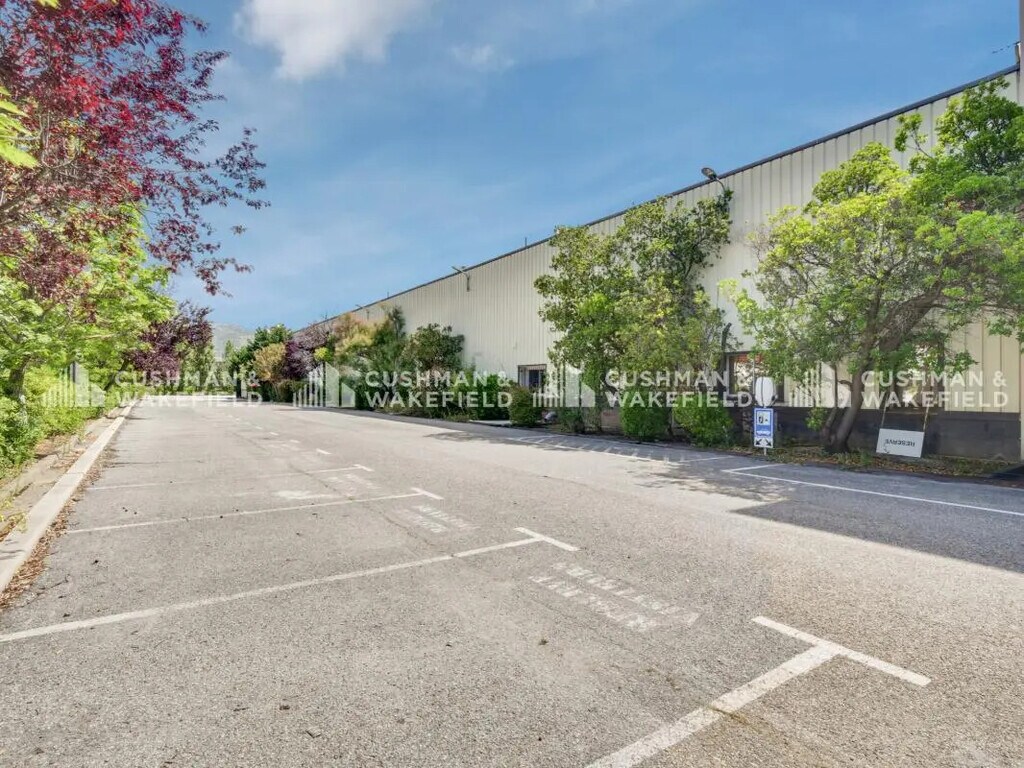 Location Local d'activités 1 891 m² - Photo 1