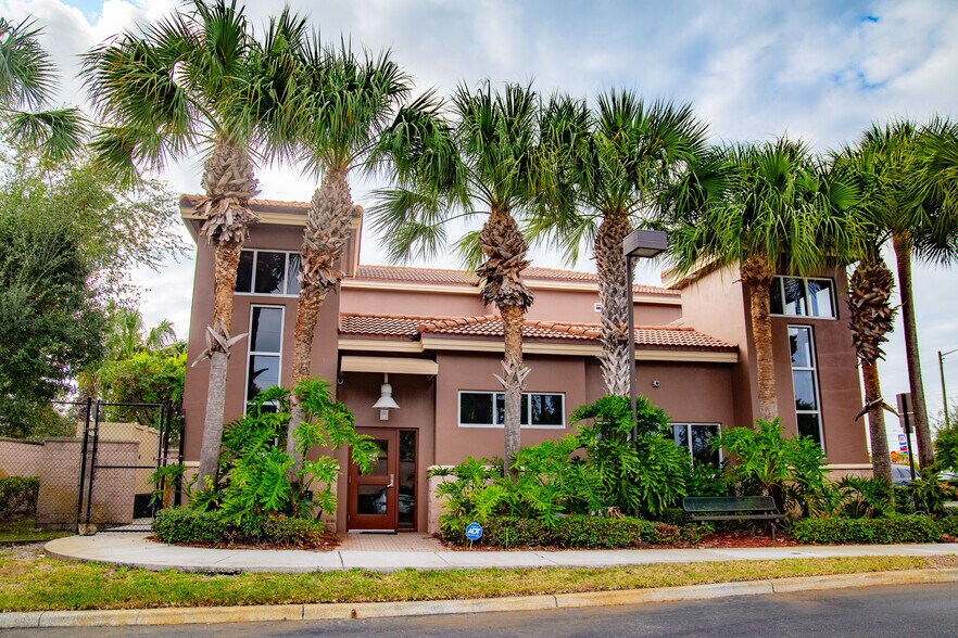 4444 Summit Blvd, West Palm Beach, FL for sale - Building Photo - Image 1 of 4