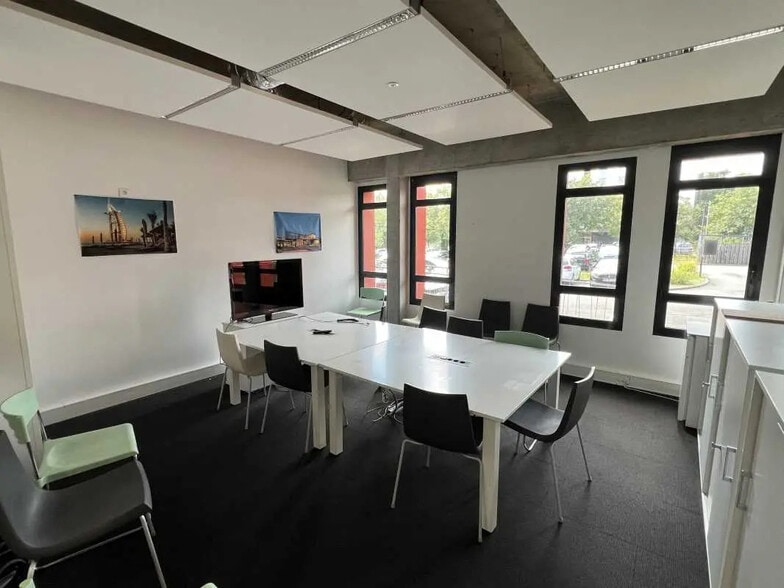 1 Rue Jacques Brel, Saint-Herblain for lease - Interior Photo - Image 2 of 8