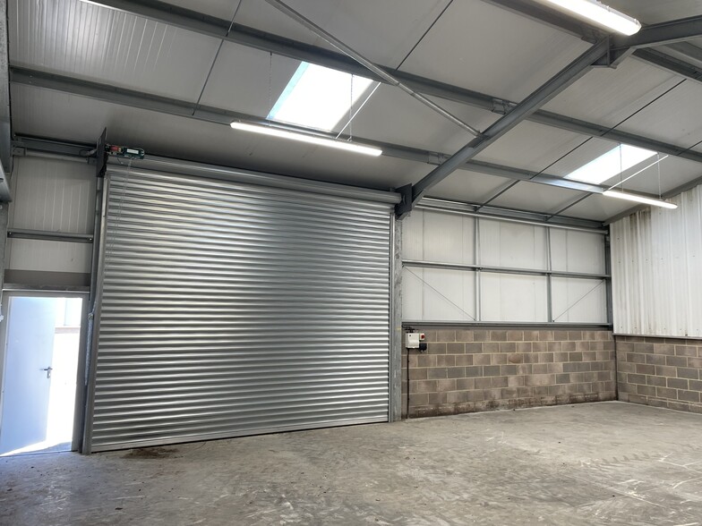 2 Church Farm Close, Curbridge for lease - Building Photo - Image 3 of 3