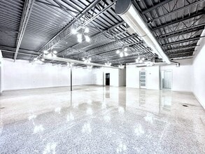 1506 54th Ave N, Saint Petersburg, FL for lease Interior Photo- Image 1 of 13